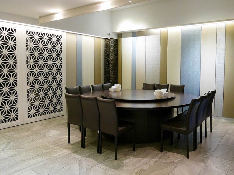 財位にある個室はゆったり広めの空間。