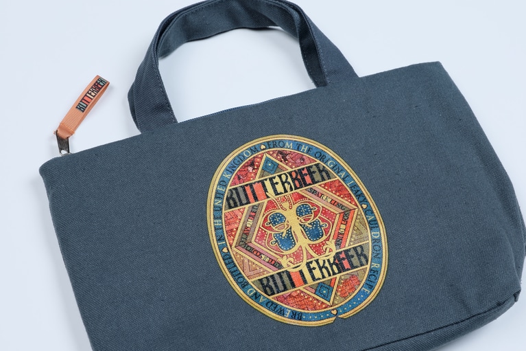 バタービールデザインのランチバッグ 2,200円。