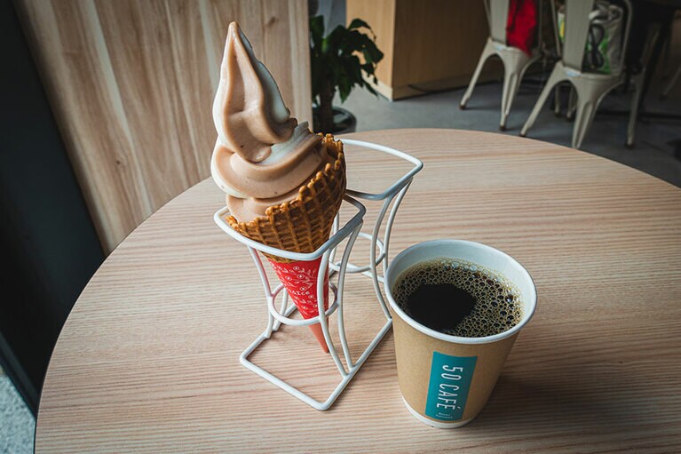 大分産いちご＆ジャージー牛乳100％ミックスソフトクリーム 550円、オリジナルブレンド 500円。