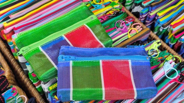 ファスナーの色も異なり、選ぶのに迷ってしまいます。