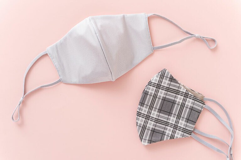 GU 高機能フィルター入りFASHION MASK 590円。写真のカラーはグレー。柄アリも展開。