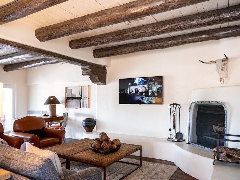 サンタフェの美意識がちりばめられた「ペントハウス・スイート」のリビング。