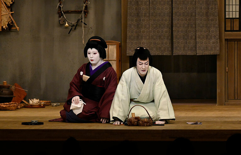 『六段目』Bプロ 左から中村莟玉の女房おかる、尾上右近の早野勘平。