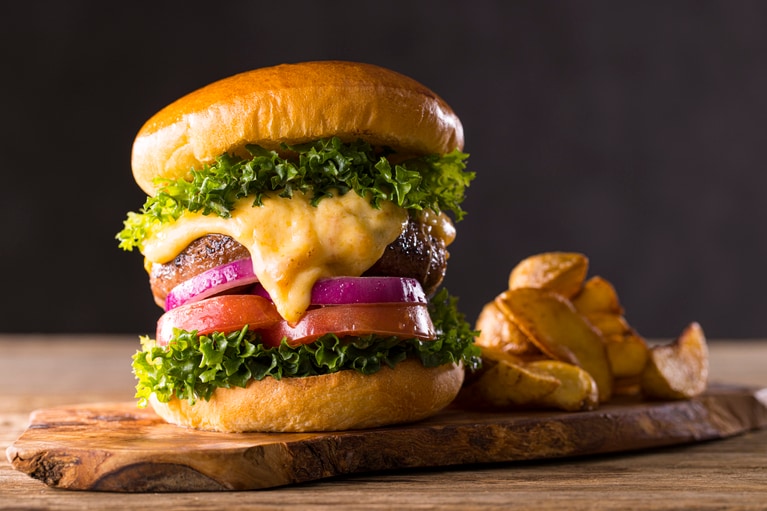 ストレスがたまると暴飲暴食したくなるのは、体にとって必要だからではなく、前頭葉の機能が低下して判断のコントロールが利かなくなるから。きちんと休憩や気分転換をしていれば、タガは外れづらくなる　©monochrome/イメージマート