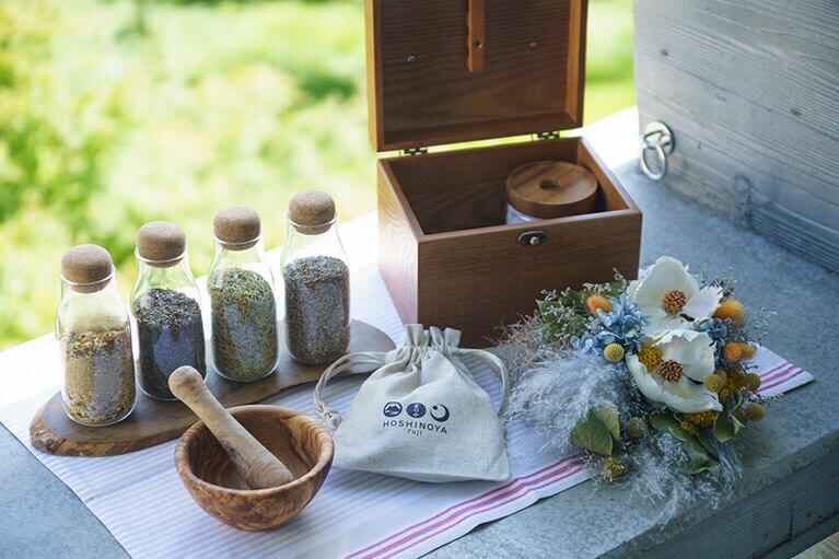 ラベンダーやペパーミントなどのハーブで作るバスソルトも自分好みのブレンドに。