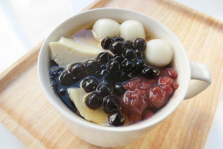 小豆、タピオカ、白玉がトッピングされた「豆花」650円。