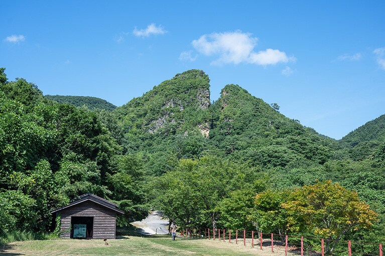 佐渡金山のシンボル、道遊の割戸。人の手で山を掘り進めた結果、ぱっかりと山が割れたような形に！