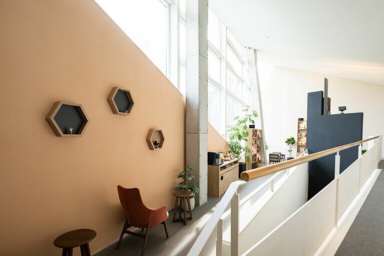 ミツバチをイメージしたという六角形のインテリアもかわいい。