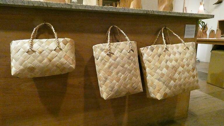 【月桃のカゴ　小 1,680元、中 2,380元、大 3,200元】「一粒工作室」というアトリエで作られています。