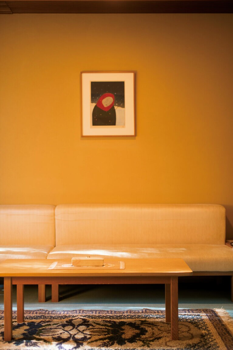 【大正屋】 錦織の敷物・鍋島緞通や、鍋島更紗のテーブルクロスなど、佐賀の伝統工芸品が空間に気品をもたらす。Photo: Hiroshi Mizusaki