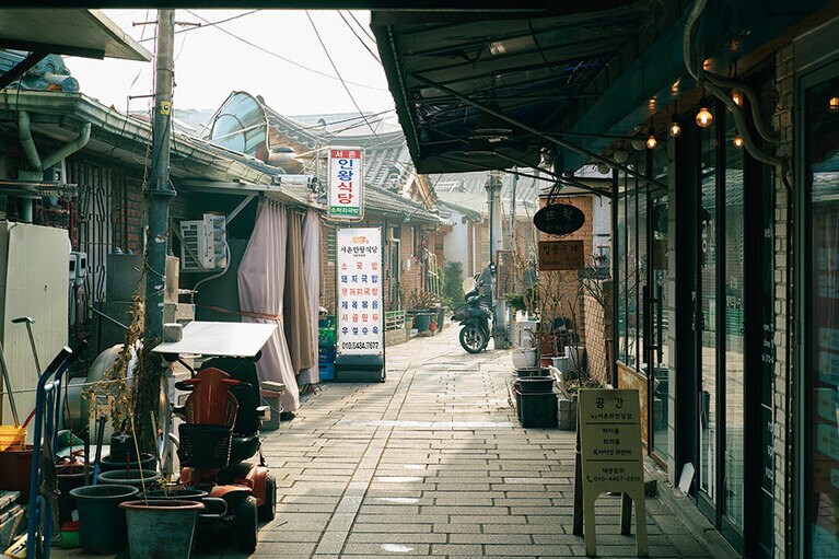 西村の通仁市場からひと筋入った路地にも韓屋が残る。