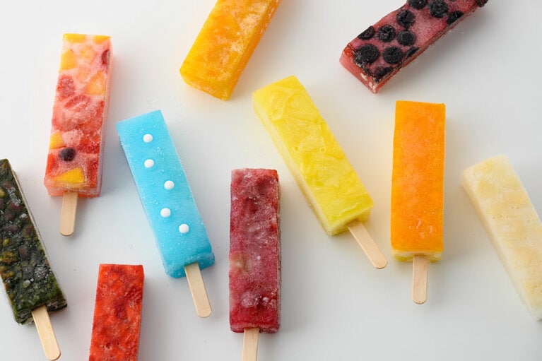 かねはな堂「吉野葛アイスバー　名水百選ごろごろ水100％使用」各400円（約100g）※左から時計回りに：まっちゃ、ぷれーん、まんごー、ぶるーべりぃ、もも、みかん、ぱいん、ぶどう、らむね、いちご／奈良県