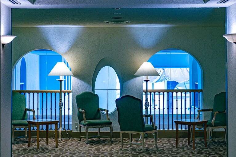 開業当時の、華やかな時代が感じられる贅沢な建築様式。