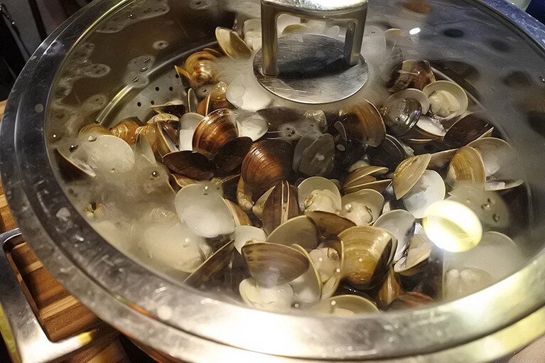 蒸し時間は約15分。ガラスの蓋で中が見えるので待ち遠しい。