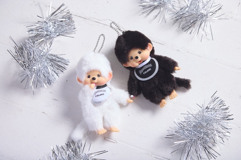 モンチッチCOLORS キーチェーン 左からホワイト・ブラック 2,200円。©SEKIGUCHI