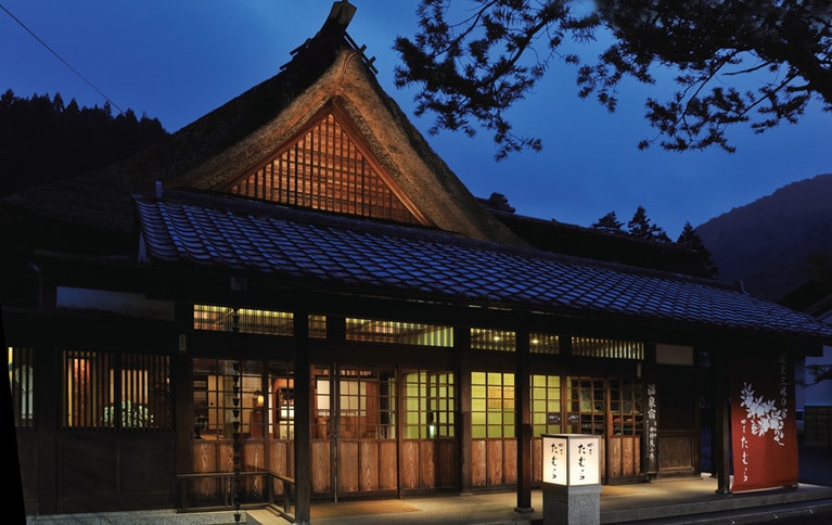 天保5年(1834年)に建て替えられた茅葺屋根の玄関。