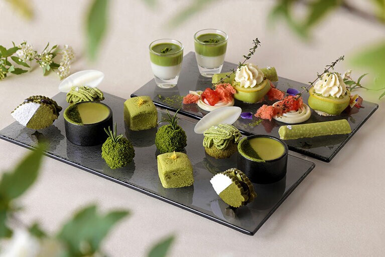 上段と中段は、日本庭園をイメージした和洋折衷のスイーツプレート。