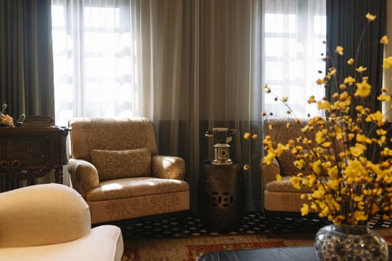 レセプションは4階に。街の喧騒を離れてチェックイン。