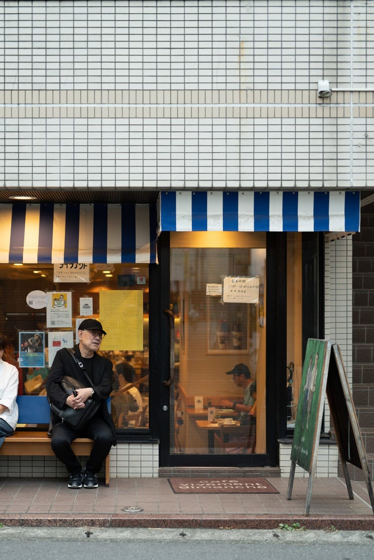 鎌倉の人気店「カフェ ヴィヴモン ディモンシュ」。順番を待つ松本さん。