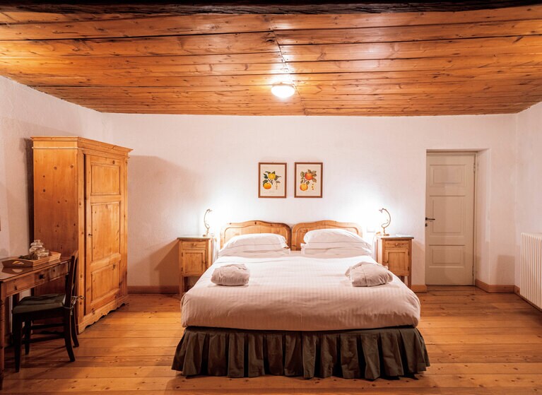 ホテル・バーニ・ヴェッキの“ロマンティック・ジュニアスイート”。アルプスの伝統的な木工を生かしたインテリアに安らぐ。