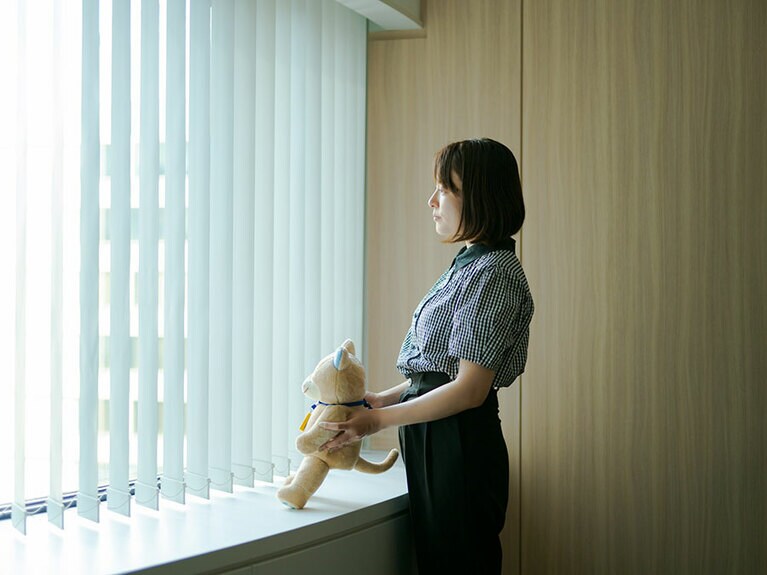 久野遥子監督とあんずちゃんの特製ぬいぐるみ。