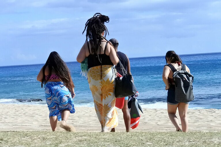 駐車場から海へと下りていくグループ。足取りも軽やか。