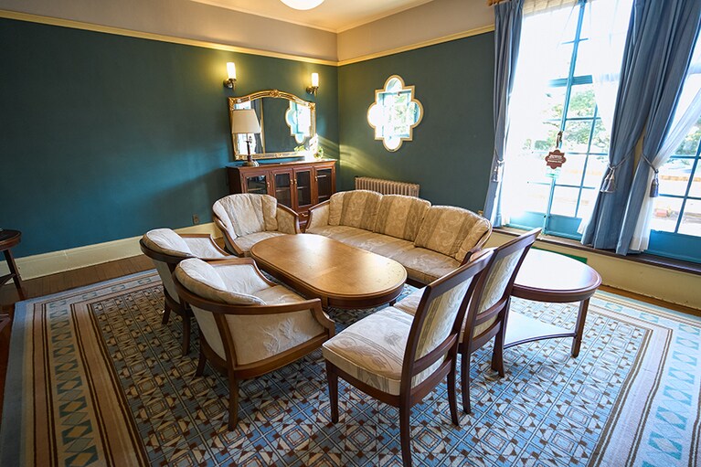 2階の客用寝室は、応接室として設えています。