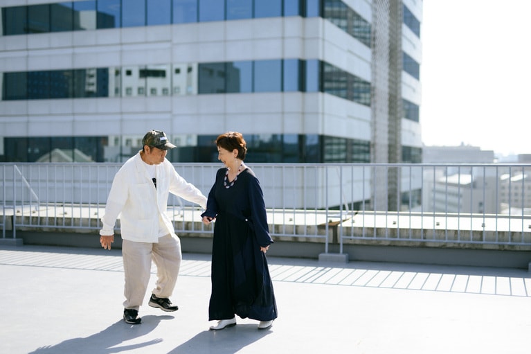 近田春夫さんと阿川佐和子さん。