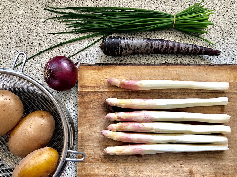 【メークインと白アスパラのサラダ】材料。