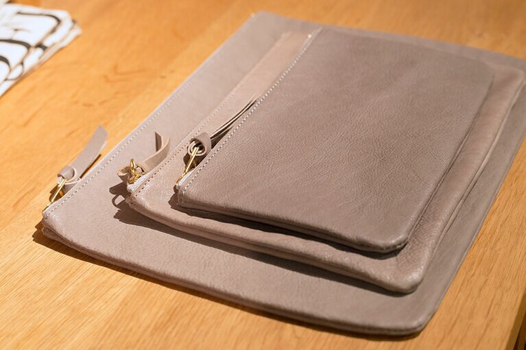 オリジナルのレザーポーチ。しっとりとした革は、使い込むほどにやわらかくなっていく。M 6,050円、L 7,770円、LL 10,450円。