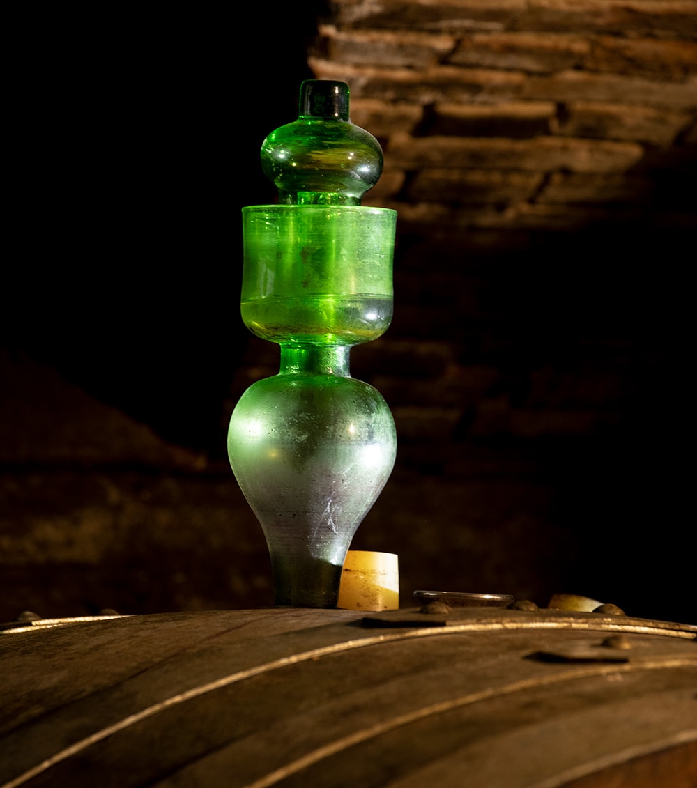 ワイン樽の上の「コルマトーレ」はワインの酸化を防ぐ役目を果たすトスカーナ特有の器具。地元ではダ・ヴィンチの発明と伝えられる。