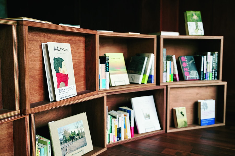 【箱根本箱】客室内にある本棚。本は年々増え続けている。Photo: Kiyoko Eto