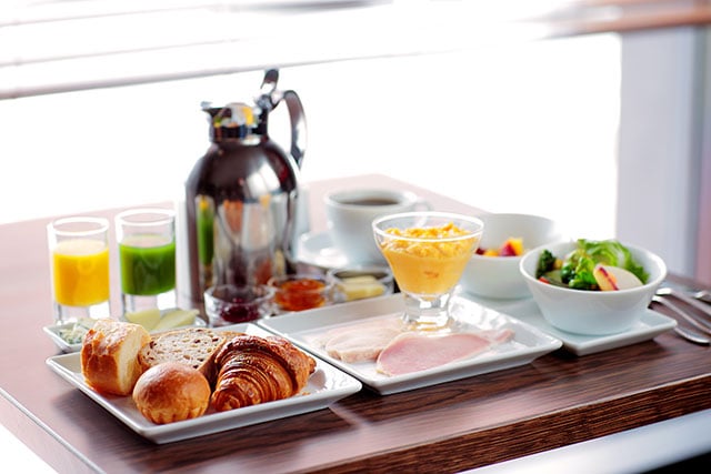 ザ ロイヤルパークホテル 京都四条内のレストラン「Le Bon Vivre」の朝食。メインのお料理は、京都産の素材を中心とした野菜スープや卵料理・ハムなど3種類から選択して。