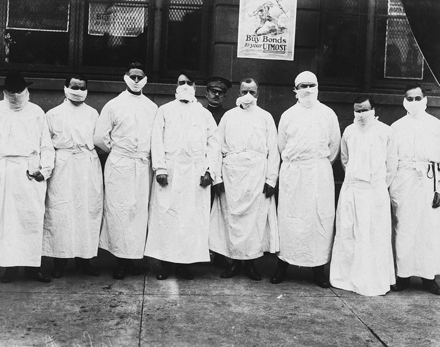 スペイン風邪流行中(1918年～1920年)、患者を見回るためガウンとマスクを装備するアメリカの医師たち　©getty