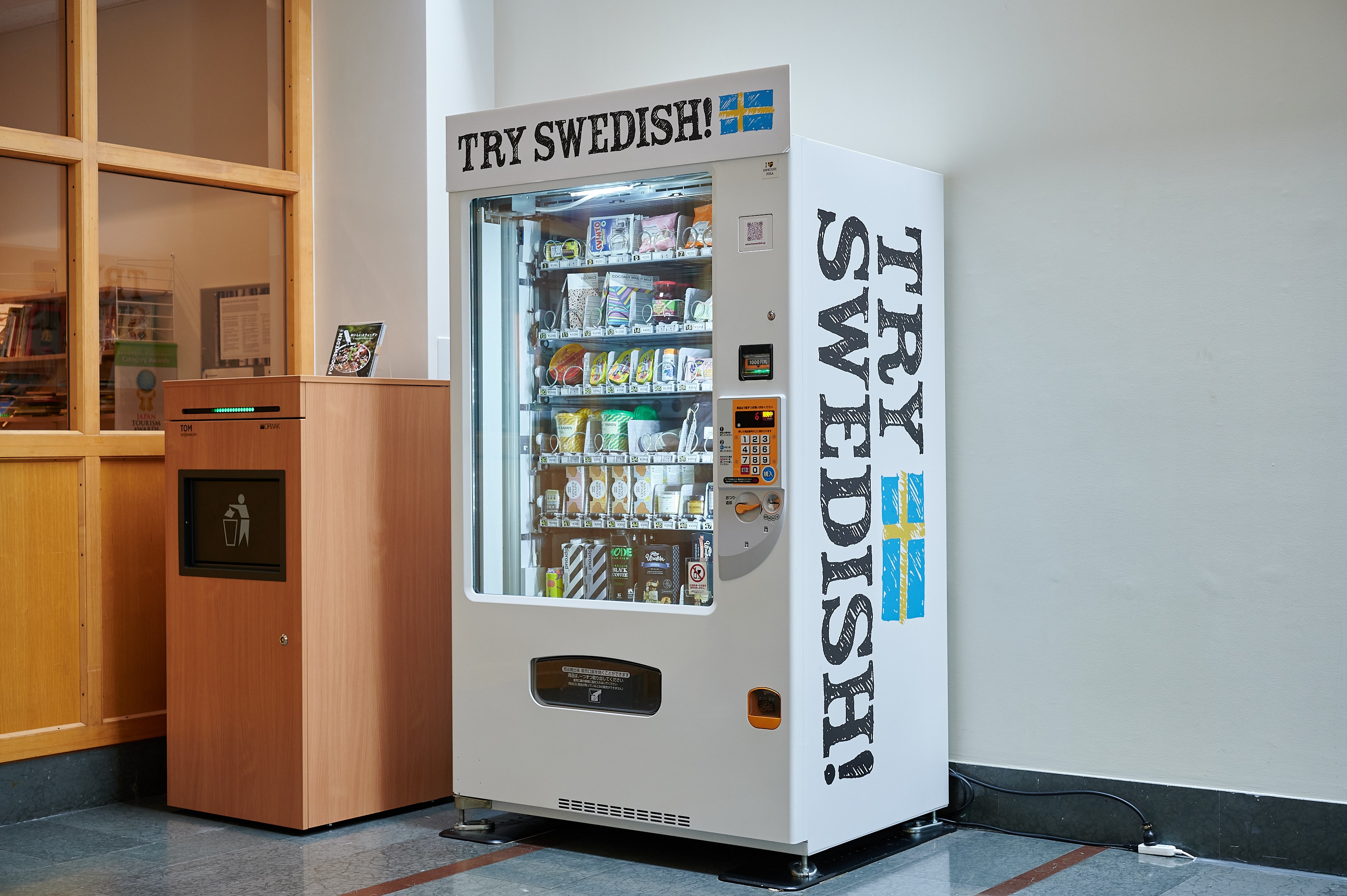 スウェーデン大使館の入り口を抜けてすぐの場所に置かれている「TRY SWEDISH！」の自動販売機　©平松市聖／文藝春秋