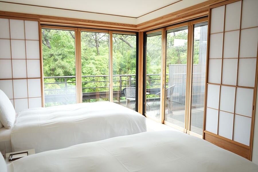 2階からの景色が美しい露天風呂付き沼津スイートの寝室。