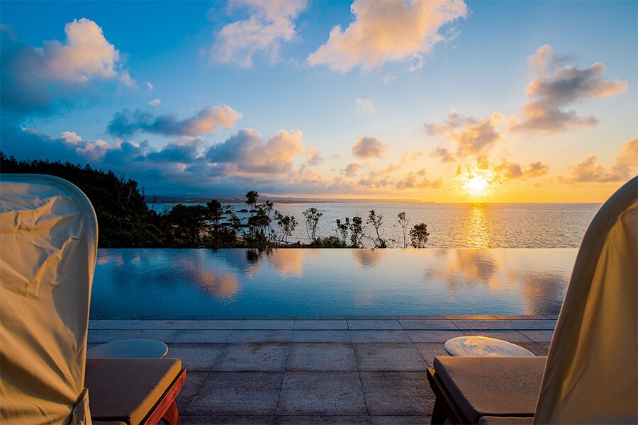 【絶景のプールサイド】沖縄の朝日を眺められる希少なリゾート。幻想的な色彩に感動……。