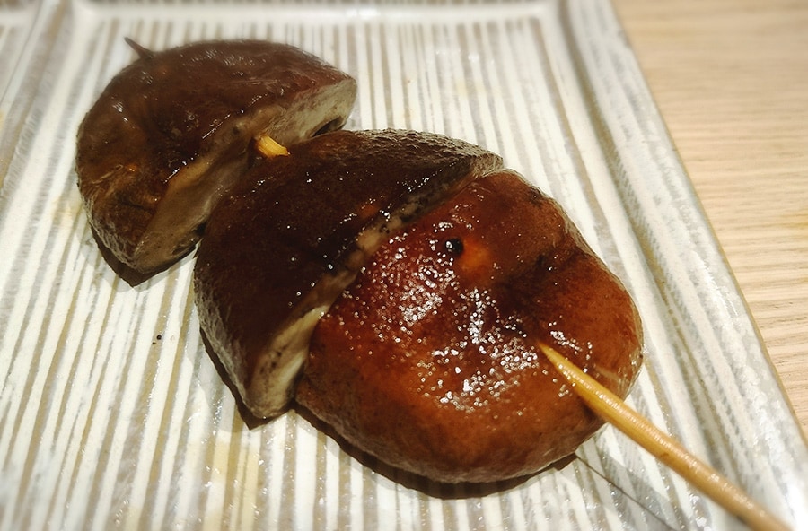 徳島の原木椎茸を使用。しっとり感をハフハフしながらいただく。