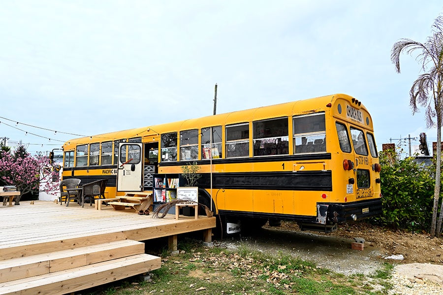 住宅街の広場に停車するスクールバス。