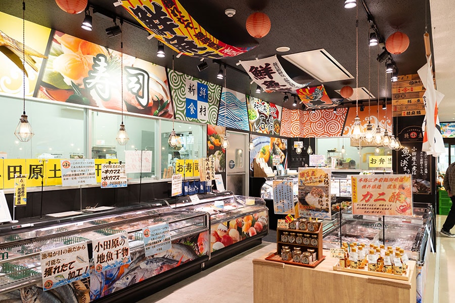 1階にある魚介の販売店。小田原市が特許を取得した「カマスの骨を取る器具」を使って加工された「かます棒」を売るお店もありました。