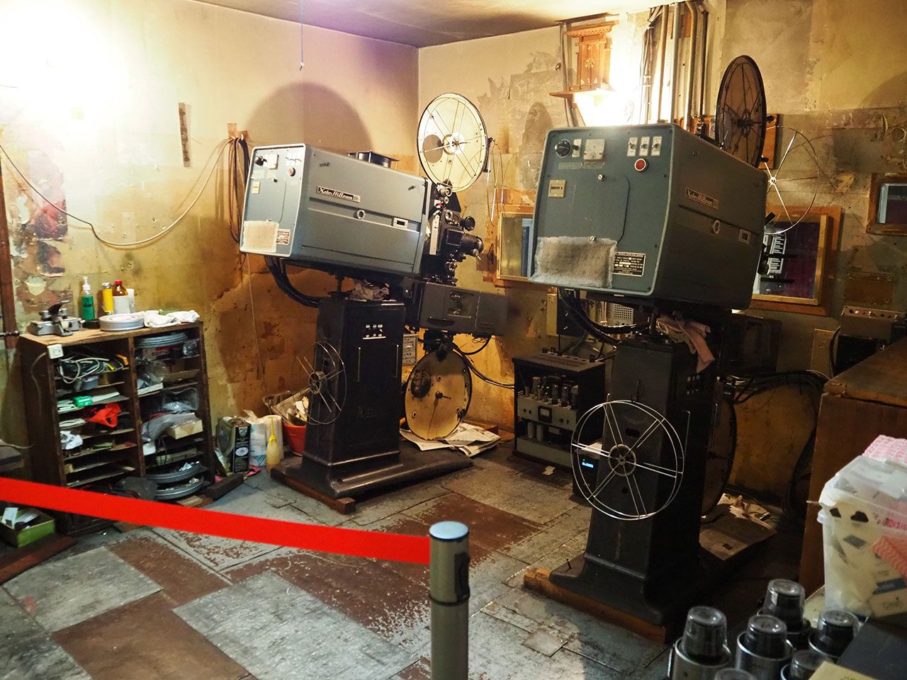 映写室には1950年代製造の映写機が