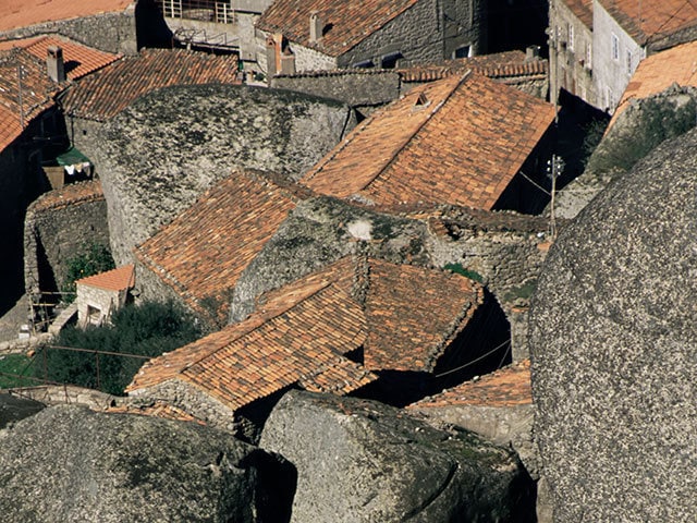 最もポルトガルらしい」村には 巨岩と一体化した家々が立ち並ぶ | 今日