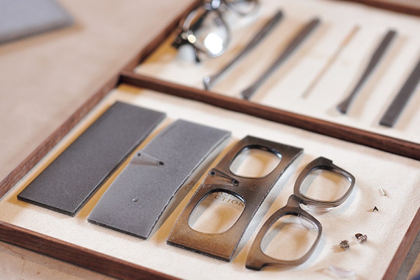 1枚の板からフロントを切り出し、テンプル（耳にかかるつる）は別途制作。