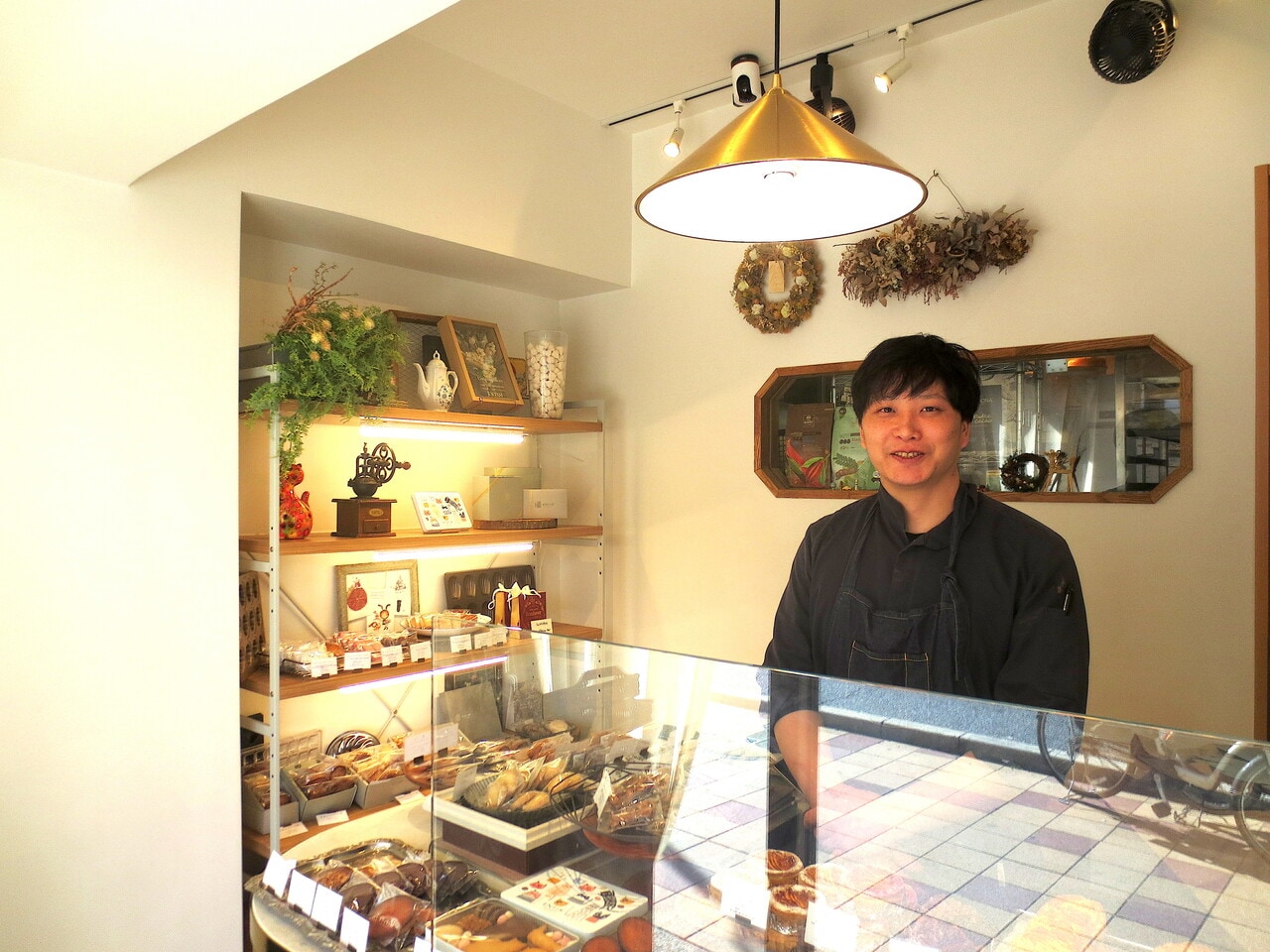 朝早くからお菓子作りをする店主・村瀬義明さん。