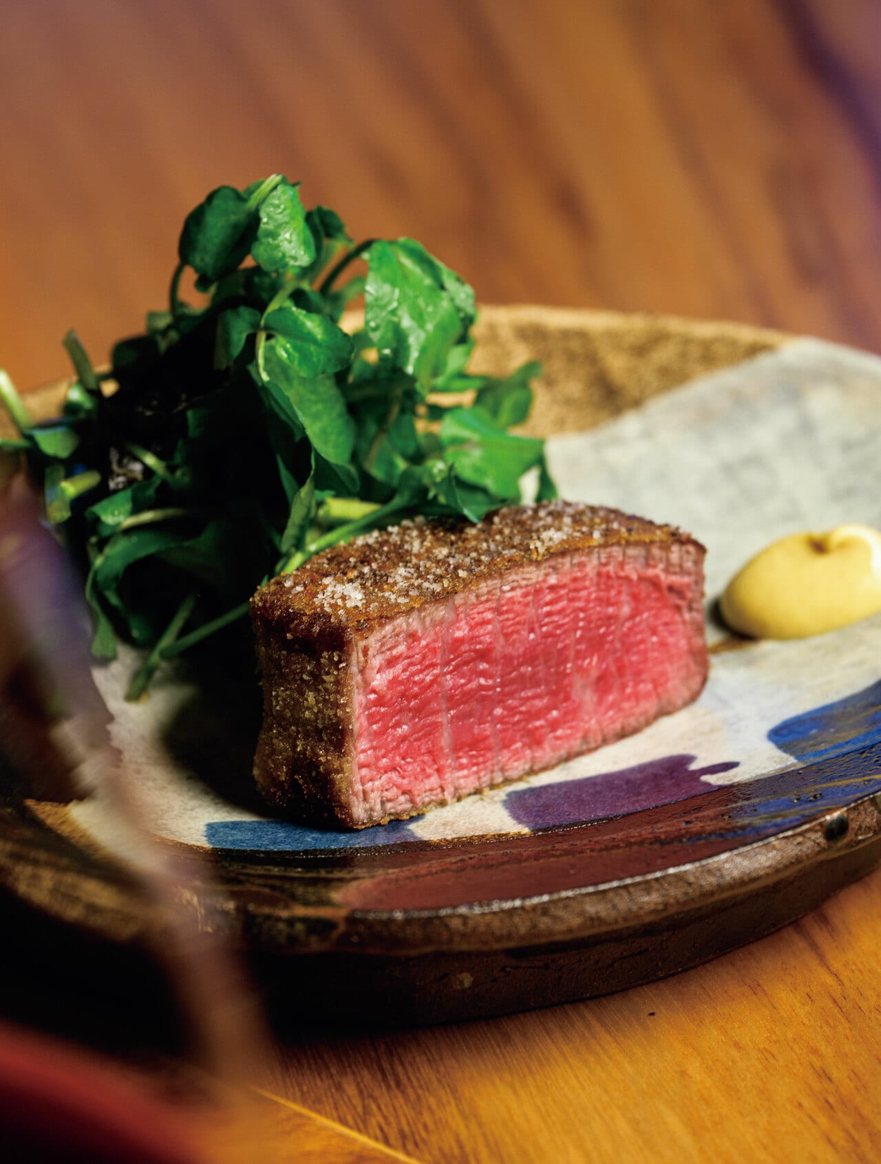 「FUJI KANDA」コースより。鹿児島県産ハイブリッドビーフに微細な衣を纏わせた「テンダーロインの鉄板カツレツ」。