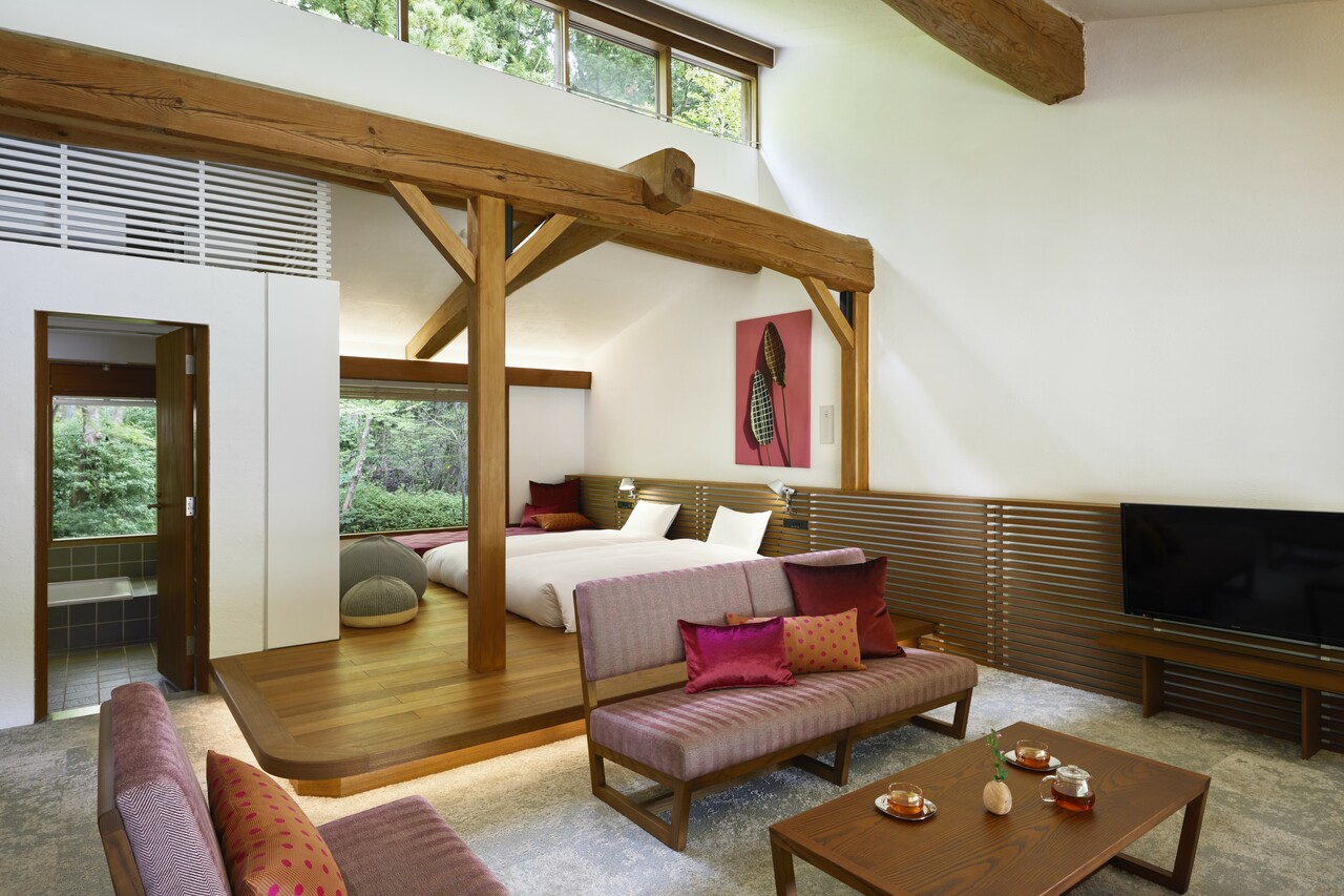 ベッドサイドは森に面している。