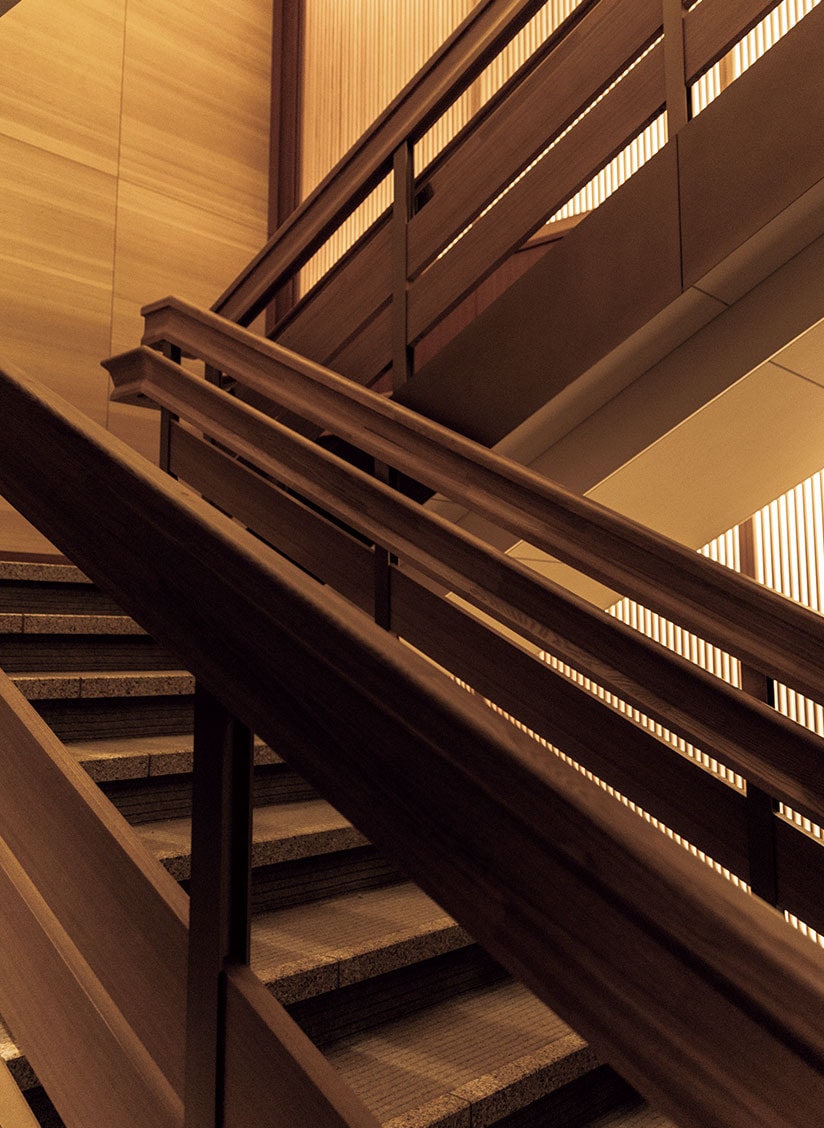 木のやわらかな曲線が美しい階段。