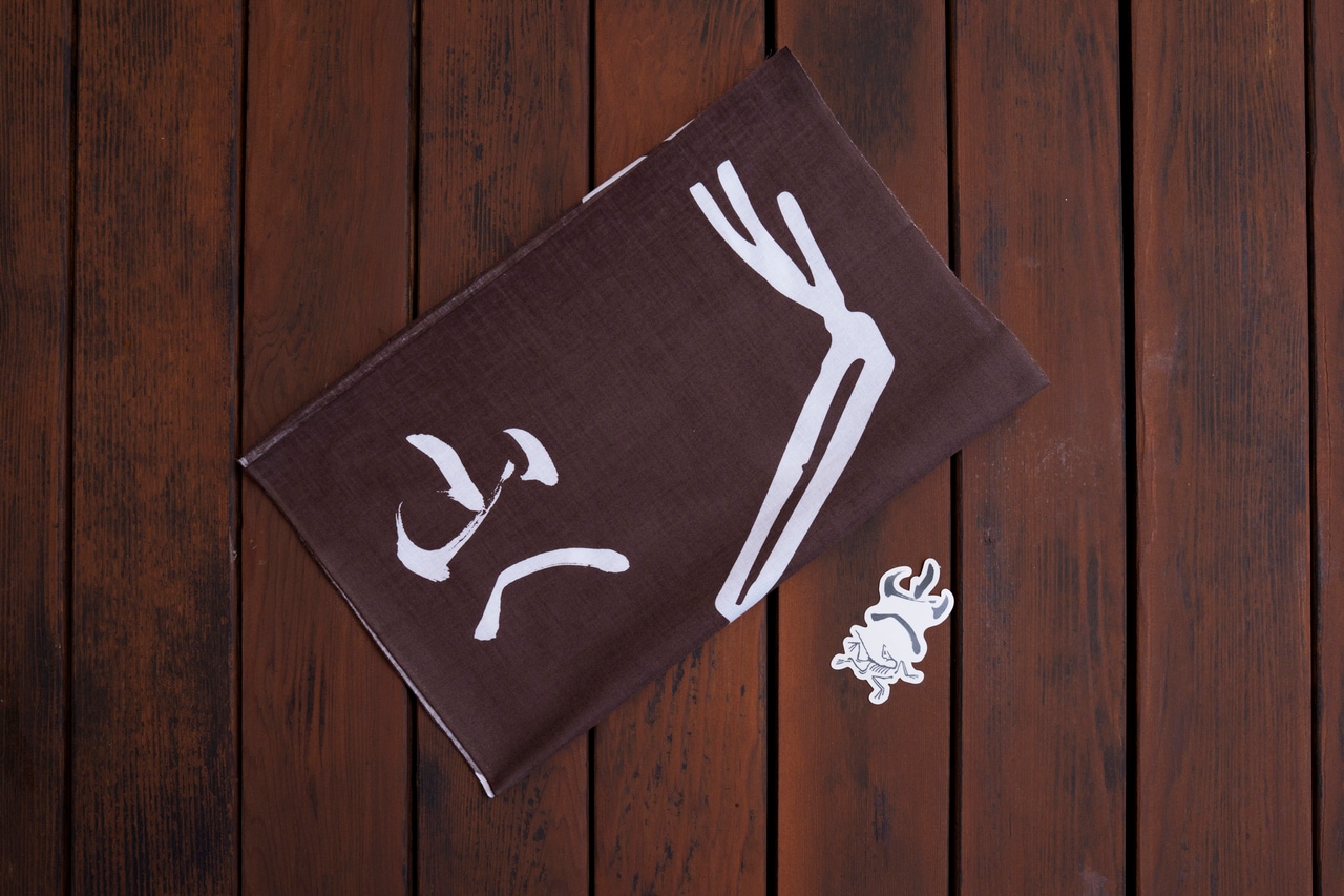 和を感じさせるデザインがかわいい手拭い＆ステッカー。