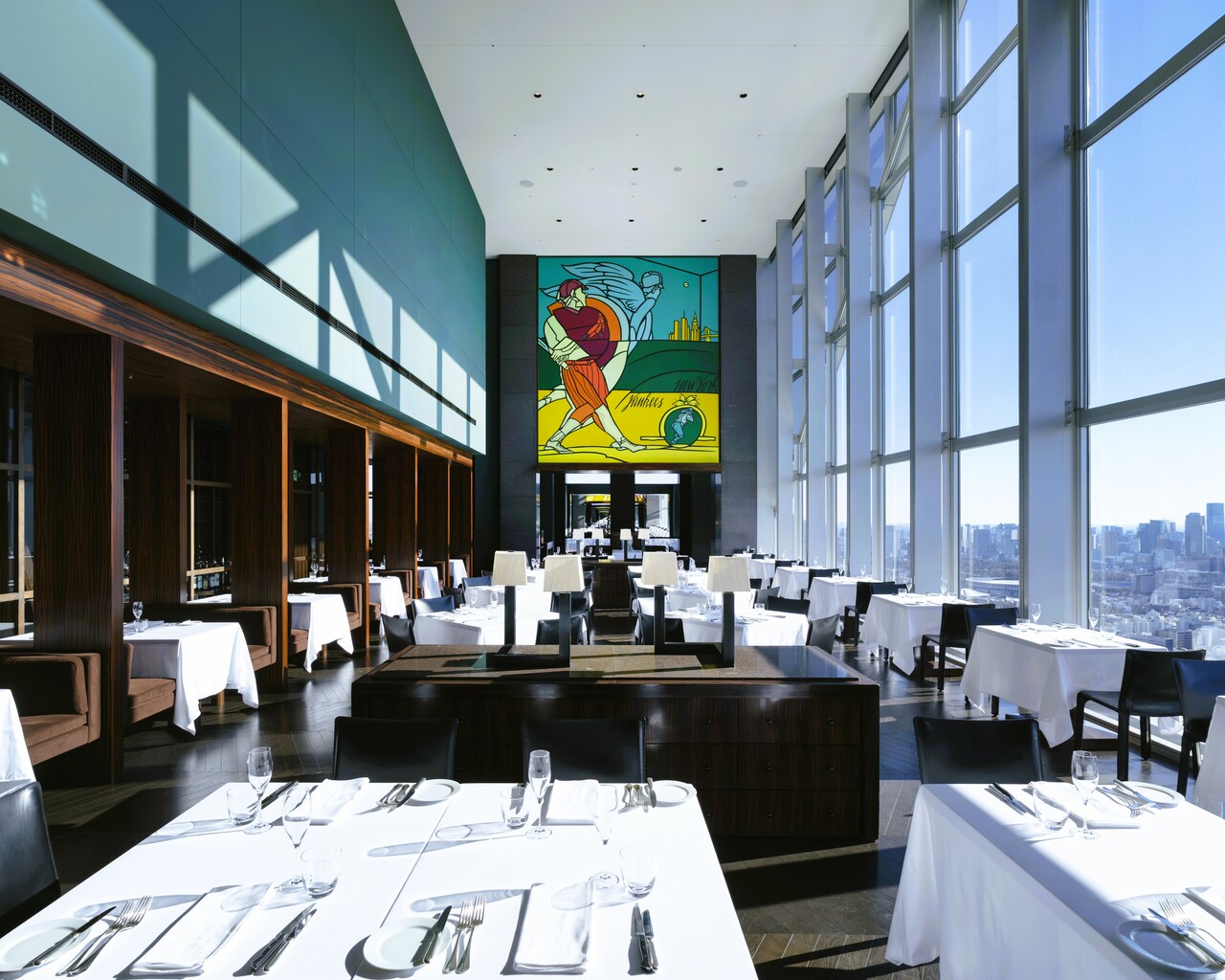 開業以来、東京のガストロノミーシーンを華麗に彩り続けてきた「ニューヨーク グリル」。デザインはまったく変えずにインテリアや調度品をリフレッシュ。開業当初の“ピュア”な状態として甦りました。