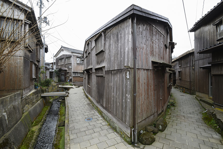 宿根木を象徴するのが、三角形の建物「三角家」。狭い路地の形状に合わせて作られた建物からは、船大工の知恵と技を感じられます。